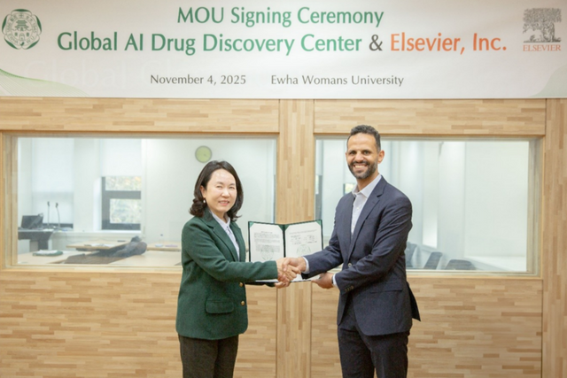 왼쪽부터 글로벌 AI 신약개발 연구센터 최선 소장, 엘스비어 LifeScience 총괄대표 모하메드 카멜. (사진=엘스비어 코리아)