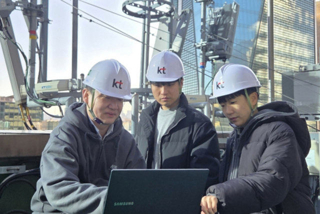 삼성리서치 차세대통신연구센터와 KT 연구진이 AI 무선망 기반 사용자 맞춤 네트워크 최적화 기술 적용 효과를 확인하고 있다. (사진=삼성전자)