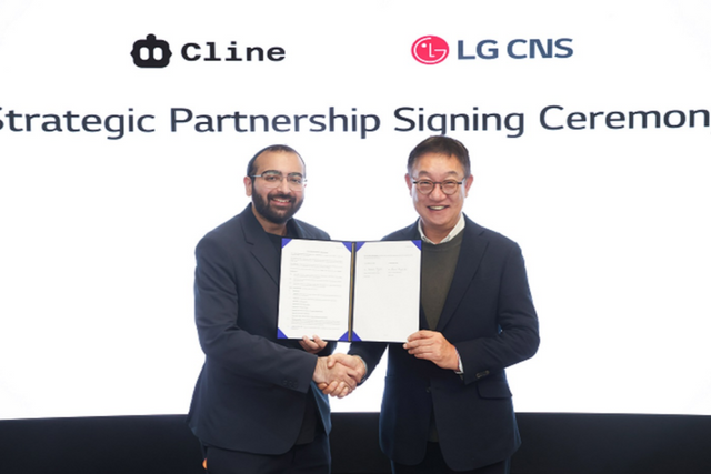 LG CNS CEO 현신균 사장(오른쪽)과 사우드 리즈완(Saoud Rizwan) CEO가 서울 마곡 LG 사이언스파크 본사에서 열린 협약식 체결 후 사진을 촬영하고 있다. (사진=LG CNS)