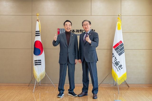 오른쪽부터 GIST 임기철 총장과 ㈜네패스 이병구 대표이사가 12월 1일(월) 협약식에 앞서 GIST 총장실에서 환담을 나누고 기념촬영을 하고 있다. (사진=지스트)