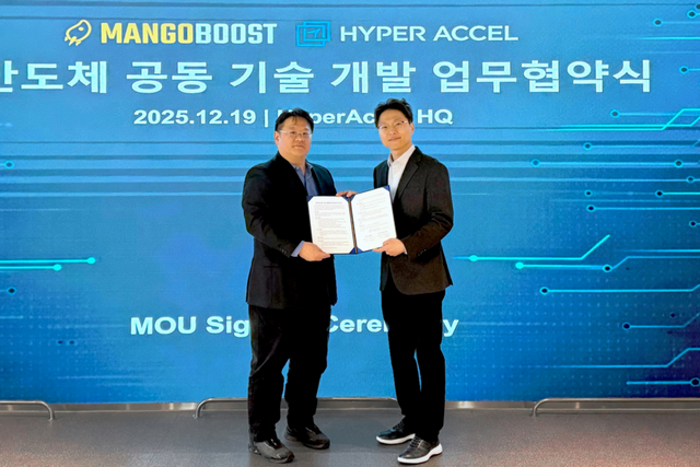 하이퍼엑셀 김주영 대표이사(오른쪽)와 망고부스트 김장우 대표이사. (사진=하이퍼엑셀)