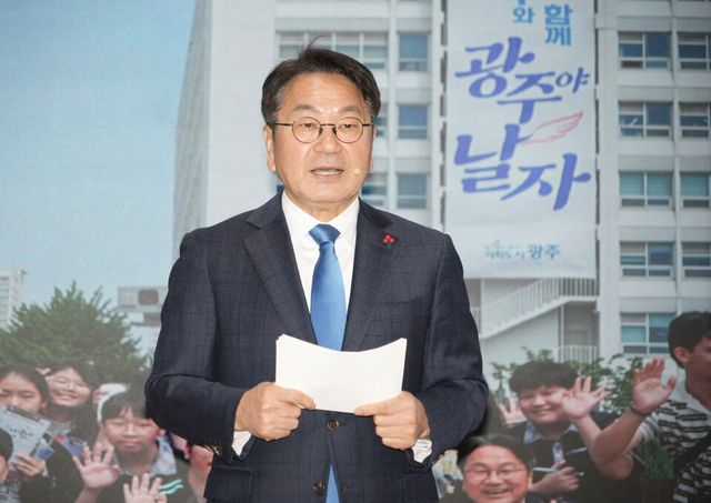 강기정 광주광역시장은 23일 시청 중회의실에서 송신년 기자회견을 열고, 민주주의를 지키고 해묵은 난제를 해결해 온 광주가 2026년을 '부강한 광주' 원년으로 나아갈 것임을 선포하고 있다. (사진=광주광역시)