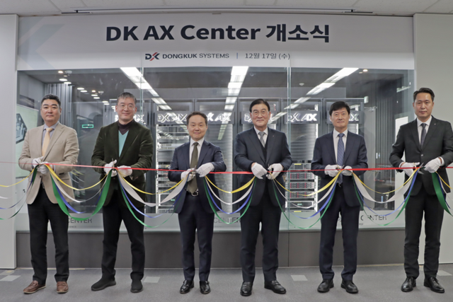 왼쪽부터 고상봉 동국시스템즈 DX솔루션 본부장, Negishi Fumiki VP&GM APJ HPC&AI GTM 매니저, 김영채 HPE 대표, 김오련 동국시스템즈 대표, 채기병 HPE 네트워크 총괄 매니저, 박상철 동국시스템즈 IT인프라영업본부장이 DK AX Center 개소식 커팅식에서 기념 촬영을 하고 있다. (사진=동국시스템즈)