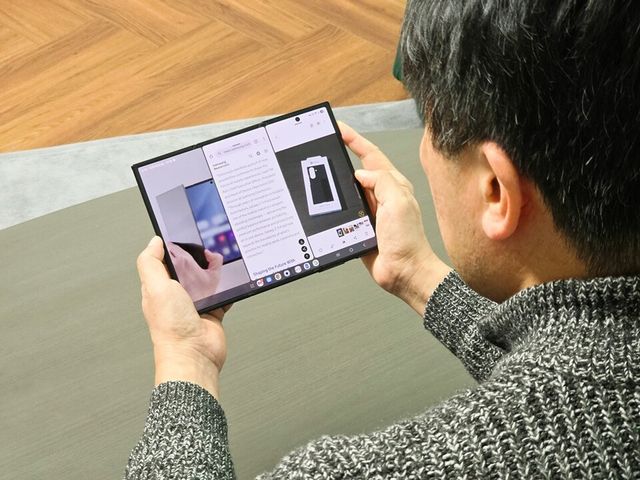 야마네 야스히로 기자가 평소 잘 활용하고 있는 멀티윈도우 기능을 시연해 보고 있다. (사진=삼성전자)