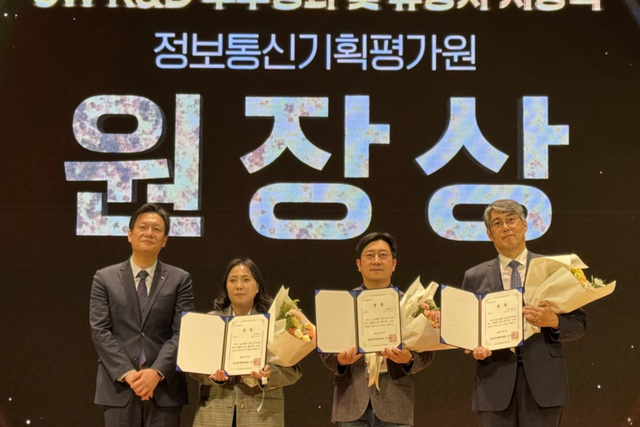 드림에이스 선행연구개발센터 양안나 팀장(왼쪽에서 두 번째)이 시상식에서 사진 촬영을 하고 있다. (사진=드림에이스)