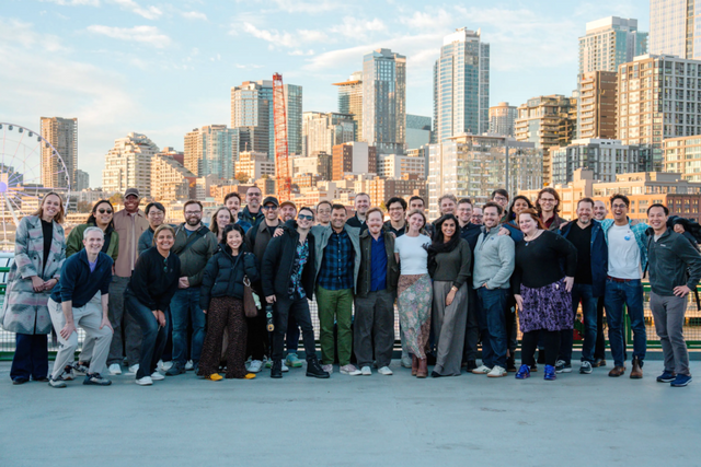 유들리 공동 창업자와 핵심 직원들이 단체 사진을 찍고 있다. (사진=유들리)