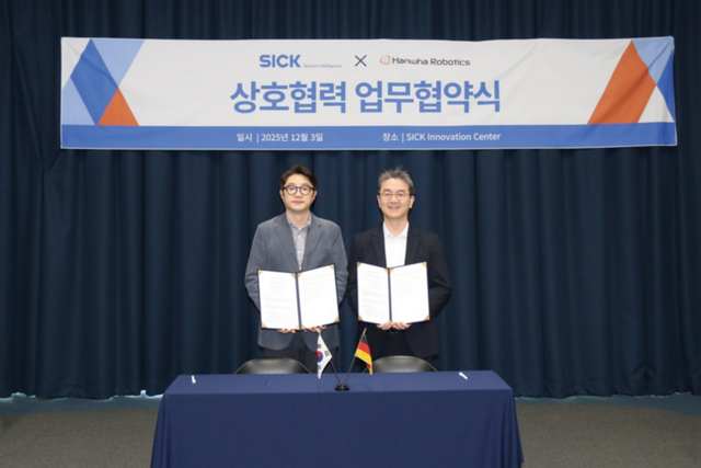 한화로보틱스 정병찬 대표이사(왼쪽)와 씨크코리아 문성식 대표가 지난 3일 씨크코리아 동탄 이노베이션센터에서 전략적 업무협약(MOU)을 체결했다. (사진=씨크코리아)