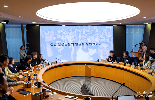 유영상 CEO와 신임팀장의 대화 현장. (사진=SK텔레콤 뉴스룸)