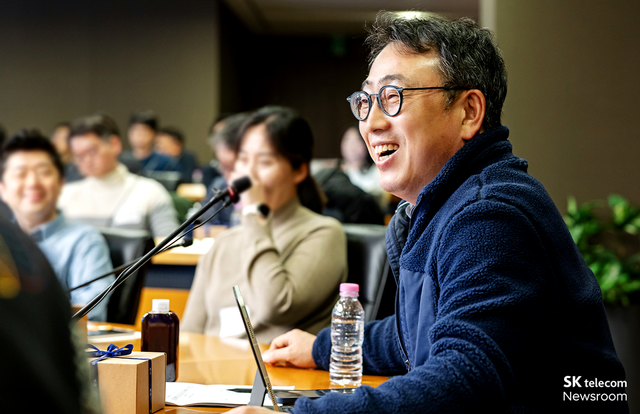 유영상 CEO와 신임팀장의 대화 현장. (사진=SK텔레콤 뉴스룸)