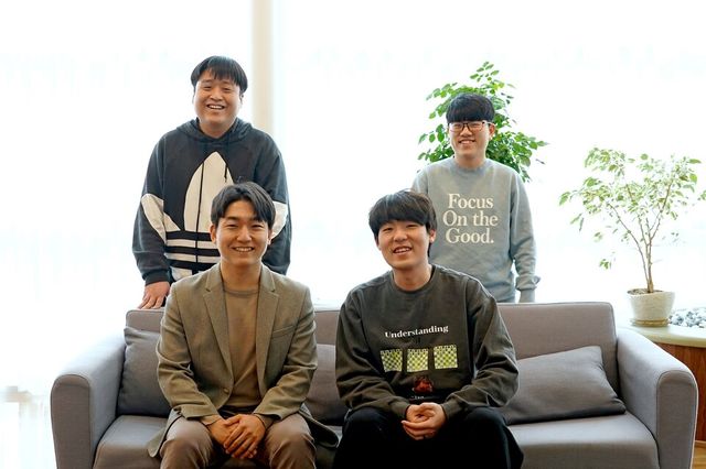 앞줄 왼쪽부터 시계 반대방향으로 AI융합학부 김선동 교수, 이승필 학생, 신동현 학생 김세진 연구원. (사진=지스트)