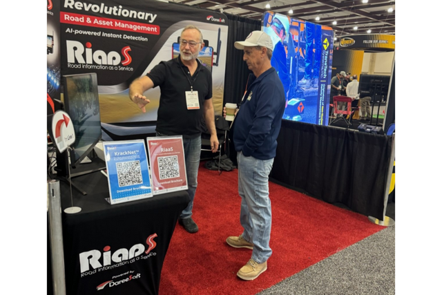 다리소프트 북미 영업 총괄 Douglas Dragovich(왼쪽)와 NPM Garry Newman 대표. (사진=다리소프트)