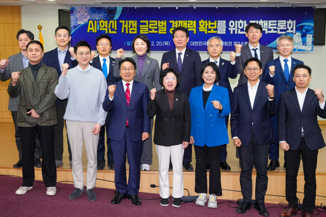 강기정 광주광역시장이 20일 오후 서울 국회의원회관에서 열린 ‘AI 혁신 거점 글로벌 경쟁력 확보를 위한 정책토론회’에 참석해 토론회 공동주최자인 조인철 국회의원, 과학기술정보방송통신위원회 최민희 위원장, 정진욱·양부남·전진숙·민형배 국회의원 등 내빈들과 기념촬영을 하고 있다. (사진=광주광역시)