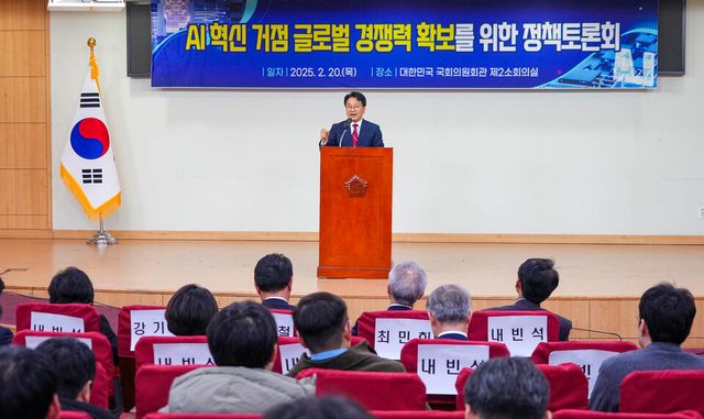 강기정 광주광역시장이 20일 오후 서울 국회의원회관에서 열린 ‘AI 혁신 거점 글로벌 경쟁력 확보를 위한 정책토론회’에 참석해 환영사를 하고 있다. (사진=광주광역시)