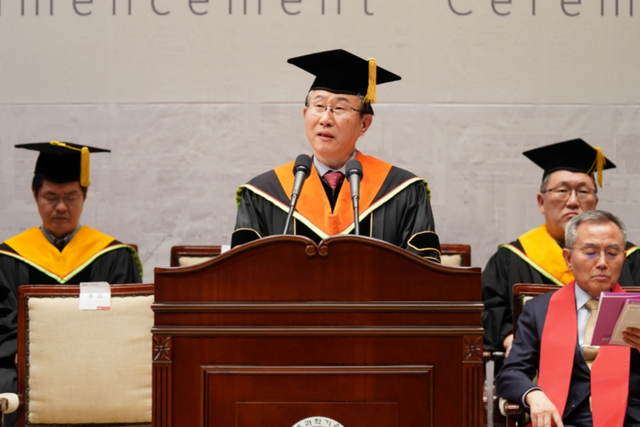 임기철 GIST 총장이 2024학년도 학위수여식에서 식사를 하고 있다. (사진=지스트)