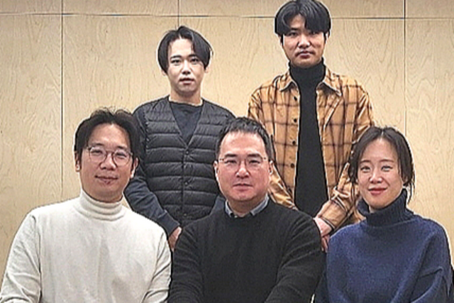 시계 방향으로 서울대학교 재료공학부 문동훈 연구원(단독 1저자), 이원식 연구원(참여저자), 장혜진 교수(참여저자), 이관형 교수(교신저자), 한정우 교수(참여저자). (사진=서울대 공대)