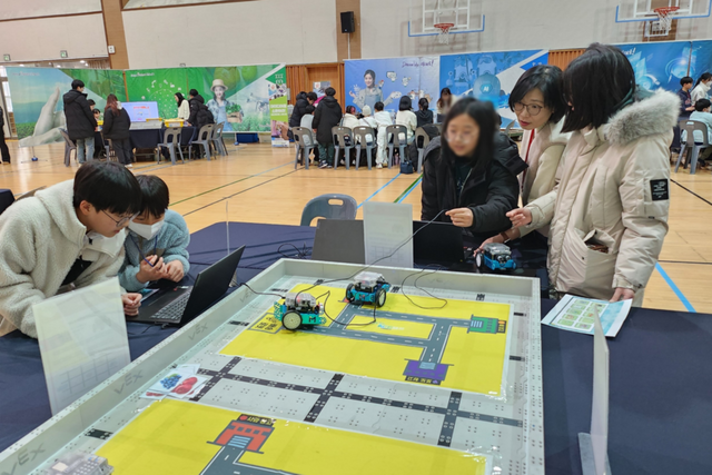 2025 디지털새싹 챌린지 경진대회에 참여한 학생들이 챌린지 과제에 도전하고 있다. (사진=테크빌교육)