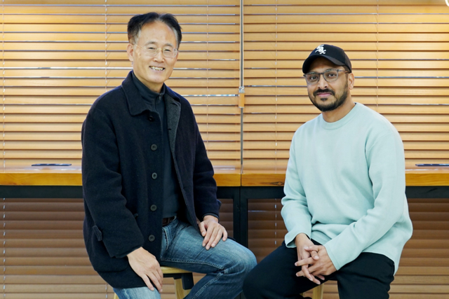 왼쪽부터 전기전자컴퓨터공학과 이흥노 교수, RAHMAN S M WAHIDUR 학생. (사진=지스트)