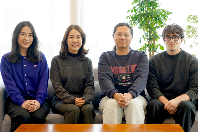 왼쪽부터 이송연 박사과정생, 남호정 교수, 진일중 석박통합과정생, 마틴 슈무할렉(Martin Schmuhalek) 석박통합과정생. (사진=지스트)