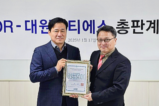 이상호 대원씨티에스 대표(왼쪽)와 최동철 ASUSTOR 한국 매니저. (사진=대원씨티에스)