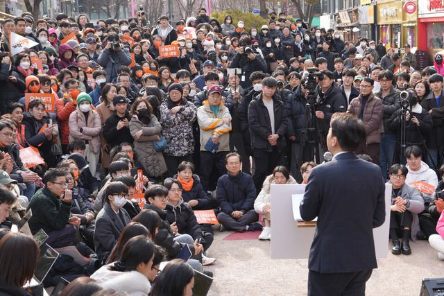 개혁신당 이준석 의원이 2일 서울 마포구 홍대 레드로드 버스킹거리에서 정치 현안 관련 기자회견을 하고 있다. (사진=개혁신당)