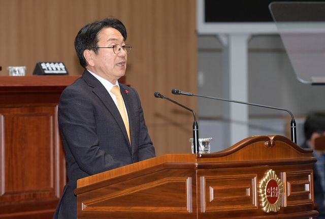 강기정 광주광역시장이 4일 오전 시의회 본회의장에서 열린 제330회 시의회 임시회 제1차 본회의에 참석, 2025년도 주요 업무계획을 발표하고 있다. (사진=광주광역시)