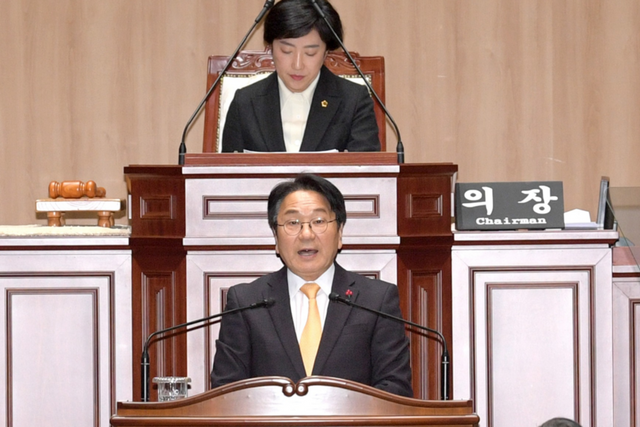 강기정 광주광역시장이 4일 오전 시의회 본회의장에서 열린 제330회 시의회 임시회 제1차 본회의에 참석, 2025년도 주요 업무계획을 발표하고 있다. (사진=광주광역시)