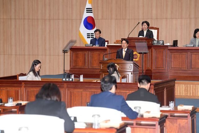 강기정 광주광역시장이 4일 오전 시의회 본회의장에서 열린 제330회 시의회 임시회 제1차 본회의에 참석, 2025년도 주요 업무계획을 발표하고 있다. (사진=광주광역시)