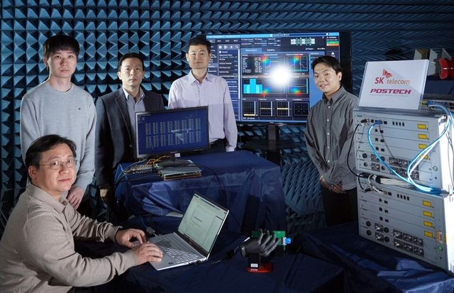 SK텔레콤은 포스텍 전자전기공학과 홍원빈 교수팀과 스마트폰에 내장된 안테나 개수를 늘려 통신 성능을 높이는 기술을 개발, 실증에 성공했다고 6일 밝혔다. 사진은 SKT 연구원과 홍 교수팀이 포스텍 연구실에서 해당 기술을 시험하는 모습. (사진=SK텔레콤)