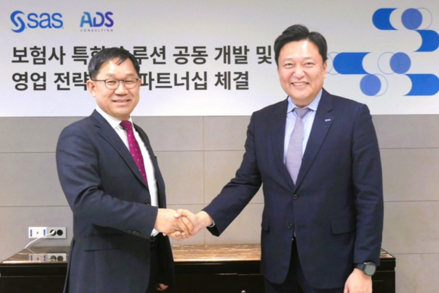 왼쪽부터 안진수 ADS컨설팅 대표이사와 이중혁 SAS코리아 대표이사가 기념 촬영을 하고 있다. (사진=SAS코리아)
