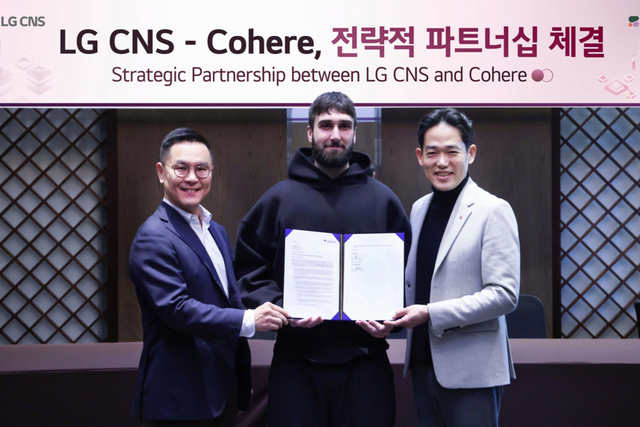 왼쪽부터 LG CNS 엔트루 컨설팅장 민세훈 전무, 코히어 CEO 에이단 고메즈, LG CNS AI센터장 진요한 상무가 양사 전략적 파트너십 체결식에서 기념 촬영을 하고 있다. (사진=LG CNS)