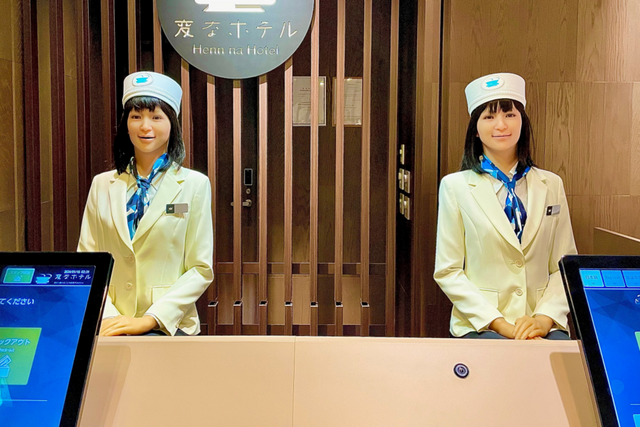 호텔 프론트 업무를 보는 로봇. (사진=헨나호텔)