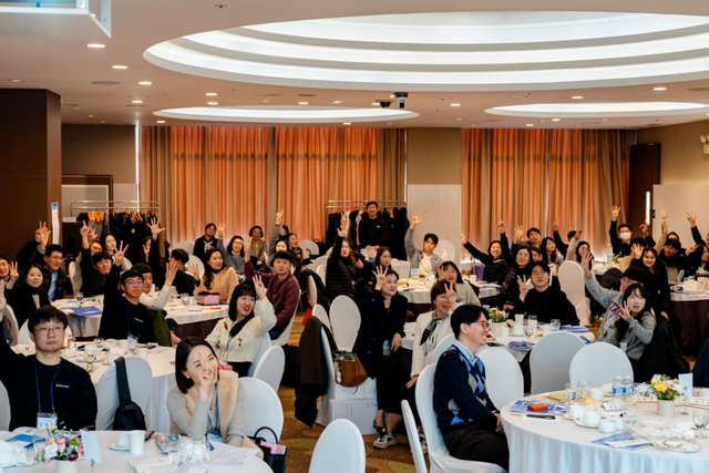 테크빌교육이 지난 22일 프레지던트 호텔에서 ‘2024 찾아가는 학교 컨설팅, 선도과정 운영기관 성과공유회’를 개최하고 우수 강사와 코디네이터 시상 등을 진행한 뒤 기념 촬영하고 있다. (사진=테크빌교육)