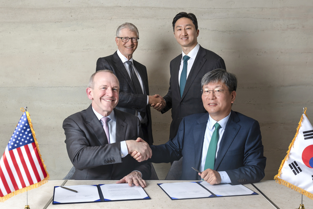 오른쪽부터 HD현대중공업 원광식 해양에너지사업본부장, HD현대 정기선 수석부회장, 테라파워 빌 게이츠(Bill Gates) 창업자, 크리스 르베크(Chris Levesque) 최고경영자가 기념 촬영을 하고 있다. (사진=HD현대)