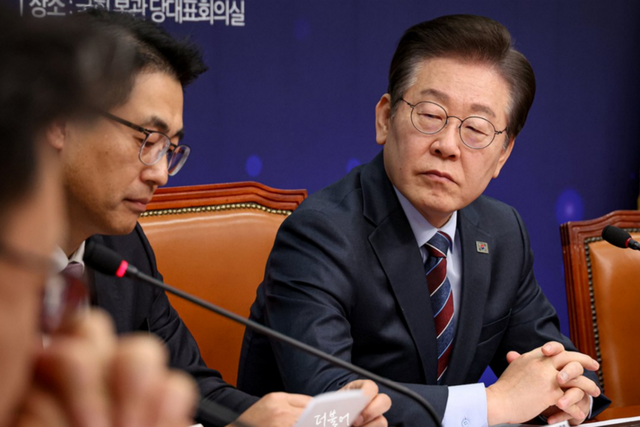 이재명 당대표가 7일 국회 본청 당대표회의실에서 열린 AI강국위원회 주관 토론회 ' AI시대, 대한민국 새로운 길을 찾다'에 참석하여 기념 촬영을 하고 있다. (사진=더불어민주당)