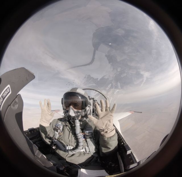 Shield AI의 Hivemind AI 파일럿 기술이 적용된 X-62(F-16 전투기 개조)가 조종사의 아무런 개입이 없는 상태에서 움직이고 있다. (사진=퀀텀에어로)