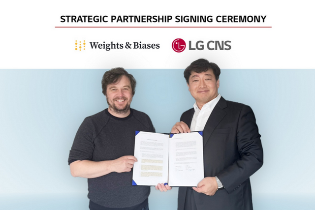 왼쪽부터 W&B CEO 루카스 비왈드(Lukas Biewald)와 LG CNS CTO 박상엽 상무가 MOU 체결식에서 기념 촬영을 하고 있다. (사진=LG CNS)