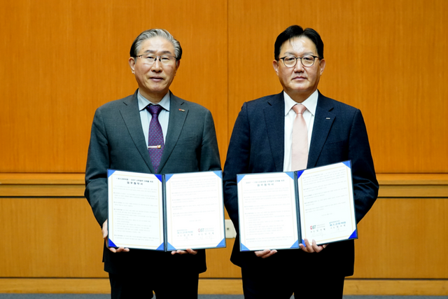 GIST와 ㈜포스코퓨처엠이 이차전지소재 지역우수인재 양성을 위한 업무협약(MOU)을 체결하고 기념촬영을 하고 있다. (왼쪽부터) GIST 임기철 총장, ㈜포스코퓨처엠 홍영준 기술연구소장. (사진=지스트)