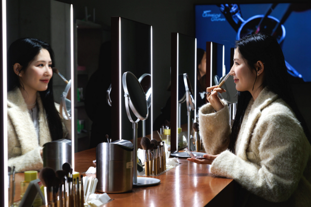 김시온씨가 아모레퍼시픽이 개발한 AI 기술로 추천 받은 제품을 바르고 있다. (사진=마이크로소프트)