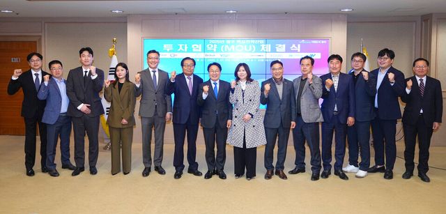 강기정 광주광역시장이 27일 오후 시청 비즈니스룸에서 열린 '2025 광주 핵심전략산업투자협약 체결식'에 참석해 협약서에 서명을 한 뒤 기념촬영을 하고 있다. (사진=광주광역시)