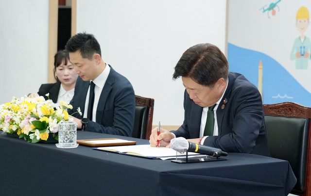 27일 제주특별자치도-틱톡 문화·관광·콘텐츠 활성화를 위한 협약 체결식에서 노부나키 야스나가 틱톡 글로벌 공공정책 총괄(좌)와 오영훈 제주도지사(우)가 업무 협약서에 서명하고 있다. (사진=틱톡코리아)