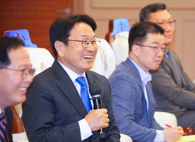 강기정 광주광역시장이 27일 오후 시청 비즈니스룸에서 열린 '2025 광주 핵심전략산업투자협약 체결식'에 참석해 업체 대표들과 대화를 나누고 있다. (사진=광주광역시)