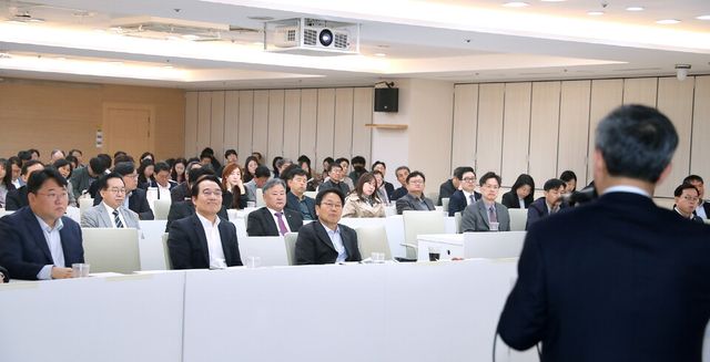 강기정 광주광역시장이 28일 오전 시청 3층 중회의실에서 열린 제11회 정책포럼에 참석해 임문영 더불어민주당 디지털특별위원장의 ‘AX와 광주’ 인공지능, 디지털 전환과 지역의 준비라는 주제로 하는 특강을 듣고 있다. (사진=광주광역시)