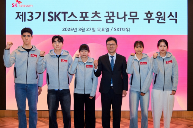SK텔레콤은 육상과 수영·펜싱·역도 등 아마추어 비인기 16개 종목에서 중고교생 등 30명을 선발해, ‘제3기 SKT 스포츠꿈나무 후원식’을 개최했다고 28일 밝혔다. 서울 을지로 SK T타워에서 진행된 후원식에 참석한 선수들의 모습. 왼쪽부터 앵베르 윌리암 가브리엘(펜싱), 나주영(스쿼시), 이새봄(육상 창던지기), 김희섭 SK텔레콤 PR센터장, 김서현(육상 100m 허들), 조주현(펜싱). (사진=SK텔레콤)