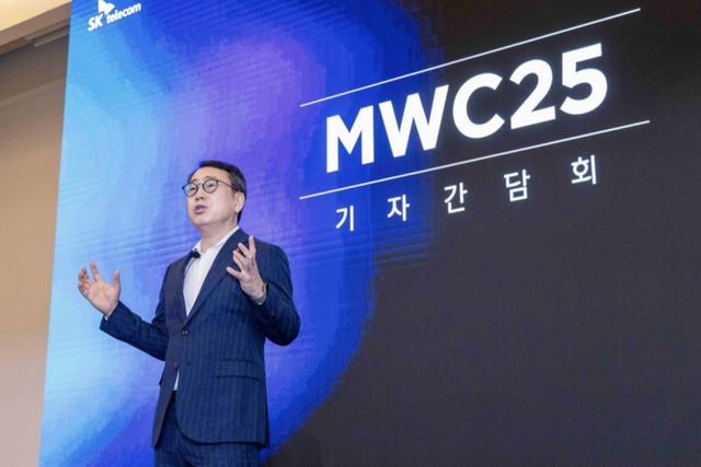 유영상 SKT CEO가 MWC25에서 열린 기자간담회에서 AI 사업 고도화 전략을 설명하고 있다. (사진=SKT)