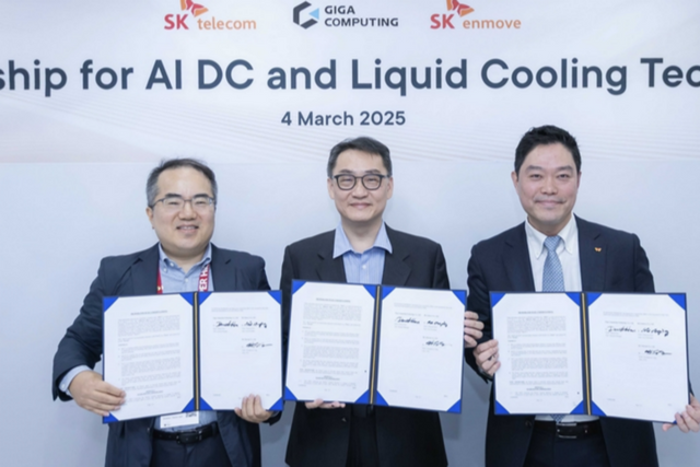 SK텔레콤은 MWC25에서 액체 냉각 분야의 선두주자인 기가 컴퓨팅, SK엔무브와 차세대 냉각 기술 개발을 위한 업무협약(MOU)을 체결했다고 5일(현지시간) 밝혔다. 왼쪽부터 양승현 SK AI R&D센터장, 다니엘 후 기가 컴퓨팅 사장, 김대중 SK엔무브 그린사업실장. (사진=SKT)