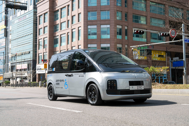 동탄1신도시에서 이동 중인 R1 차량. (사진=현대자동차)