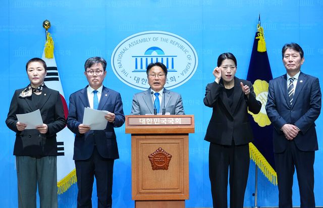 강기정 광주광역시장이 10일 오전 서울 국회 소통관에서 조인철·안도걸·전진숙 국회의원과 함께 AI관련 예산확보 기자회견을 하고 있다.(사진=광주광역시)