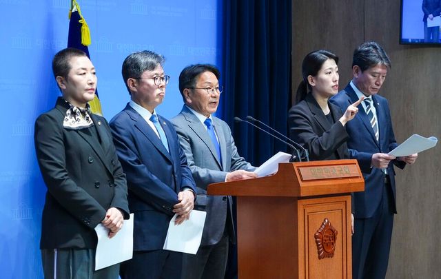 강기정 광주광역시장이 10일 오전 서울 국회 소통관에서 조인철·안도걸·전진숙 국회의원과 함께 AI관련 예산확보 기자회견을 하고 있다.(사진=광주광역시)