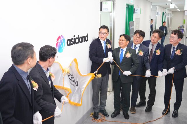 강기정 광주광역시장이 15일 오후 광주실감콘텐츠큐브(GCC)에서 열린 ㈜에이직랜드 광주사무소 개소식에 참석해 현판 제막을 하고 있다. (사진=광주광역시)