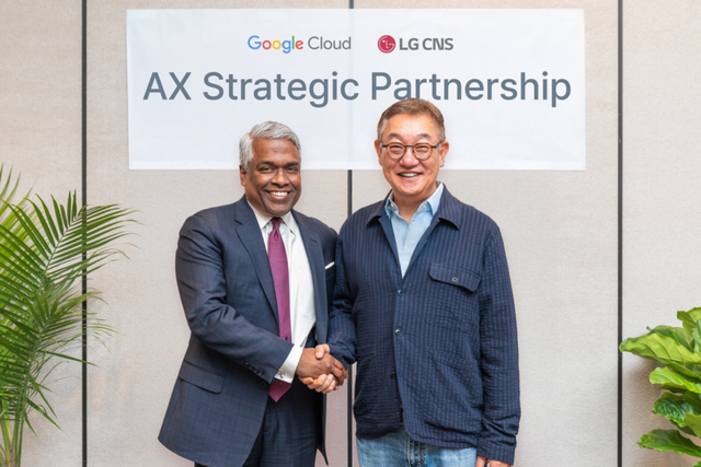 왼쪽부터 구글 클라우드 CEO 토마스 쿠리안과 LG CNS CEO 현신균 사장이 아태 지역 및 미주 지역에서의 클라우드 기반 AX 사업 다각화에 대해 논의 후 기념 사진을 촬영하고 있다. (사진=LG CNS)